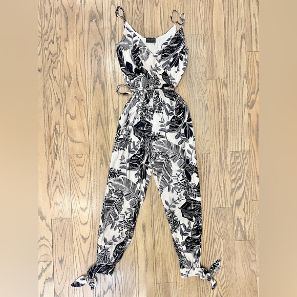 Dress Forum Los Angeles Black and White Floral Tie-Up Split Leg Jumpsuit Size S - Picture 2 of 12